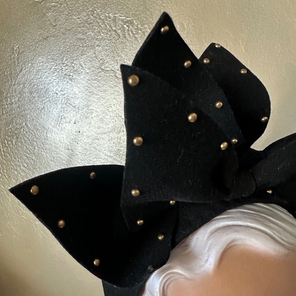 KNOCKOUT VINTAGE BLACK HAT WITH LARGE GOLD STUDDED FELT \
